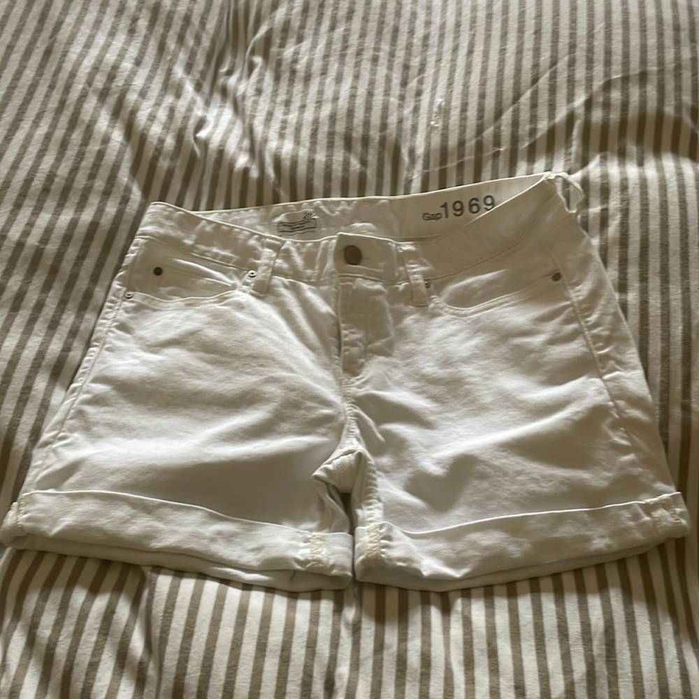 GAP 1969 MID-RISE WHITE shorts size 28